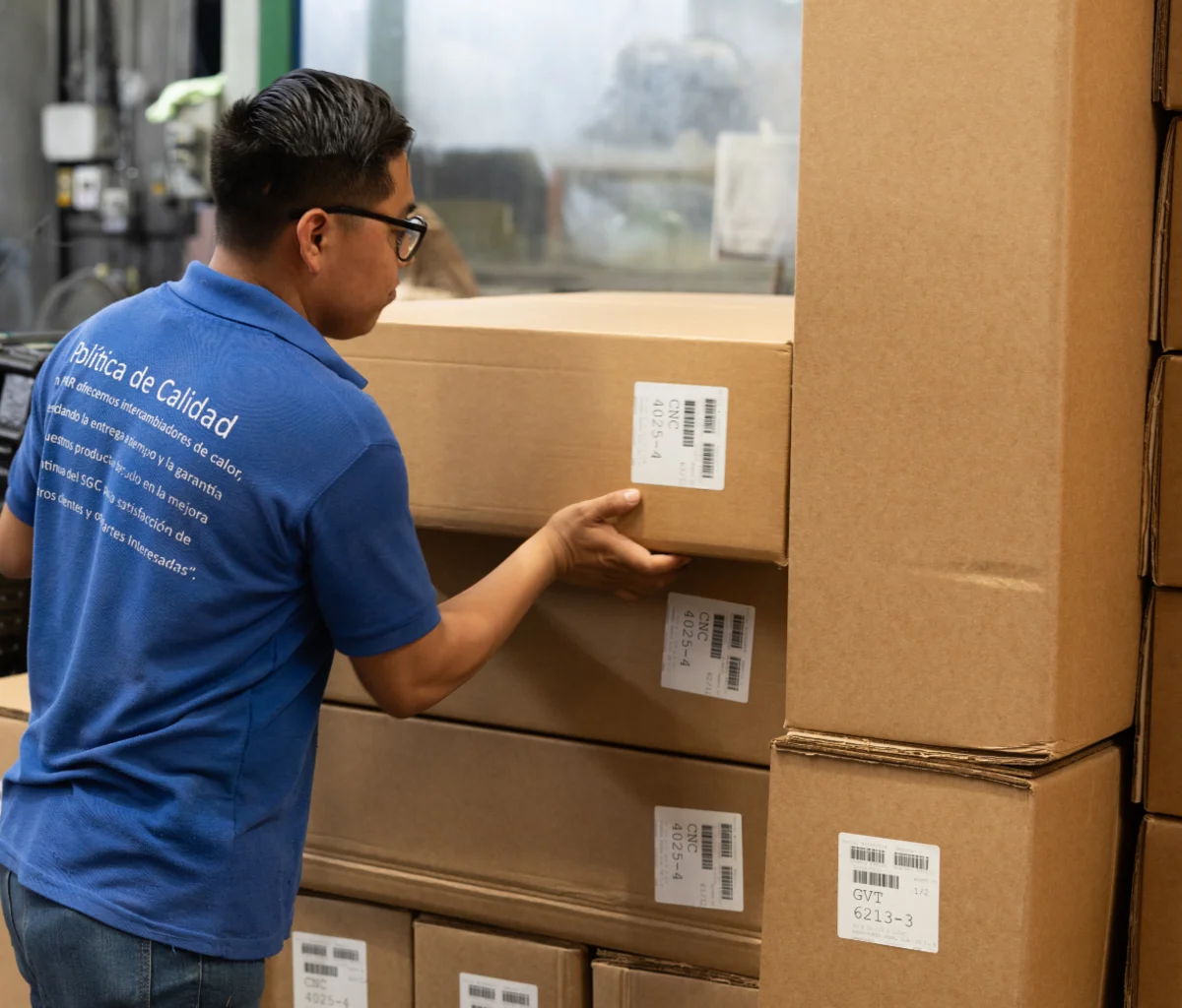 A PHAR employee packs on-demand boxes made with the Packsize EM7-35.