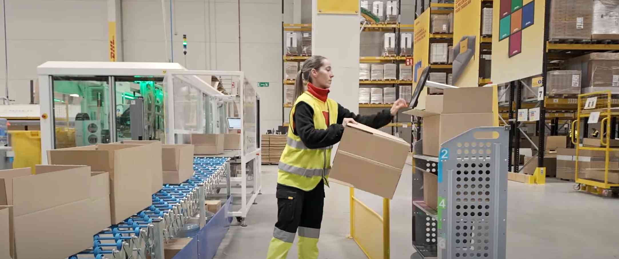 Pudełka Packsize są produkowane na żądanie, a następnie ładowane na autonomiczne roboty mobilne (AMR) od Locus Robotics