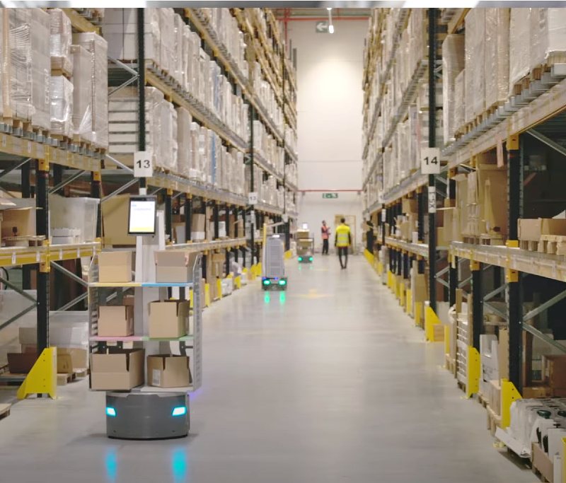 Roboty AMR zaczynają przemieszczać się po magazynie w celu skompletowania produktów