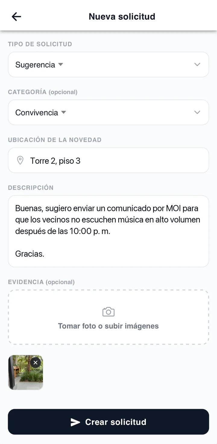 App MOI: formulario de nueva solicitud con tipo, categoría, ubicación, descripción y foto como evidencia