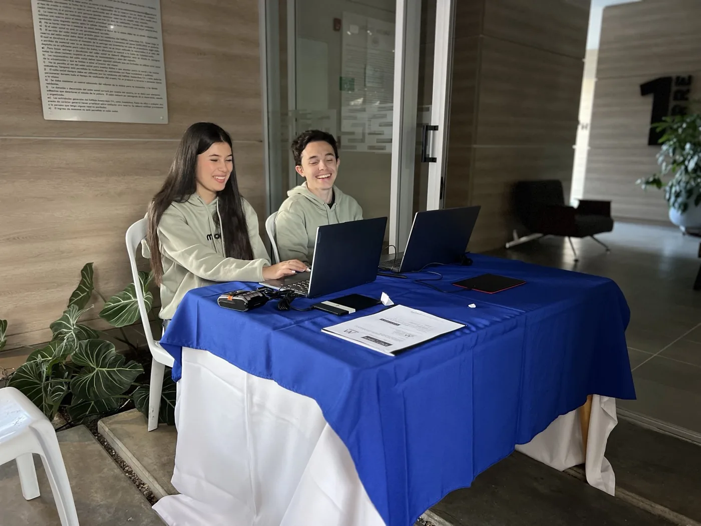 Equipo de MOI en la mesa de registro de una asamblea de propiedad horizontal