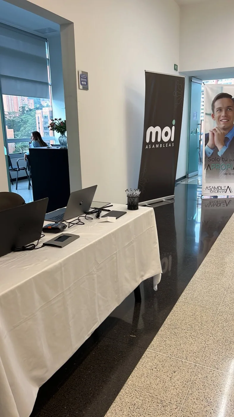 Mesa de registro de MOI Asambleas lista para recibir a los propietarios