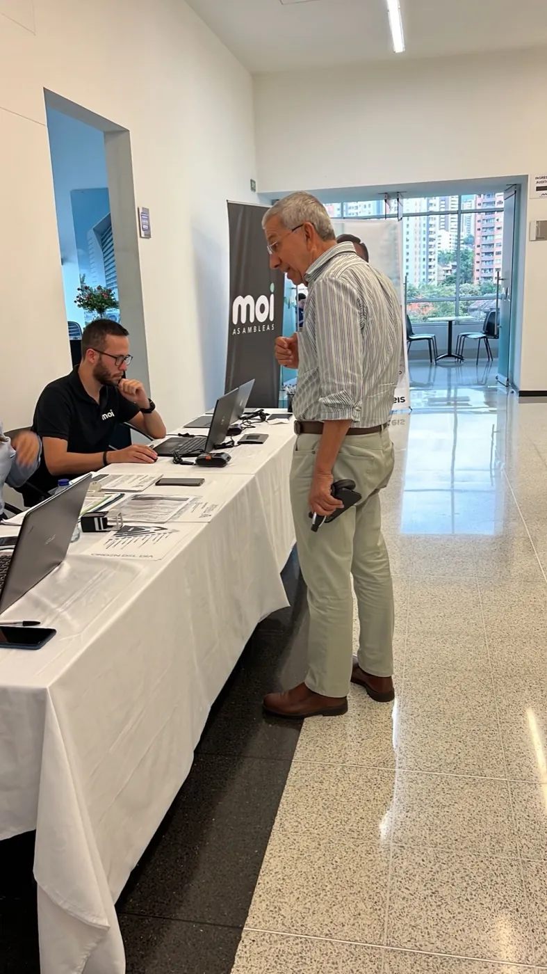 Personal de MOI registrando a un propietario a la entrada de la asamblea