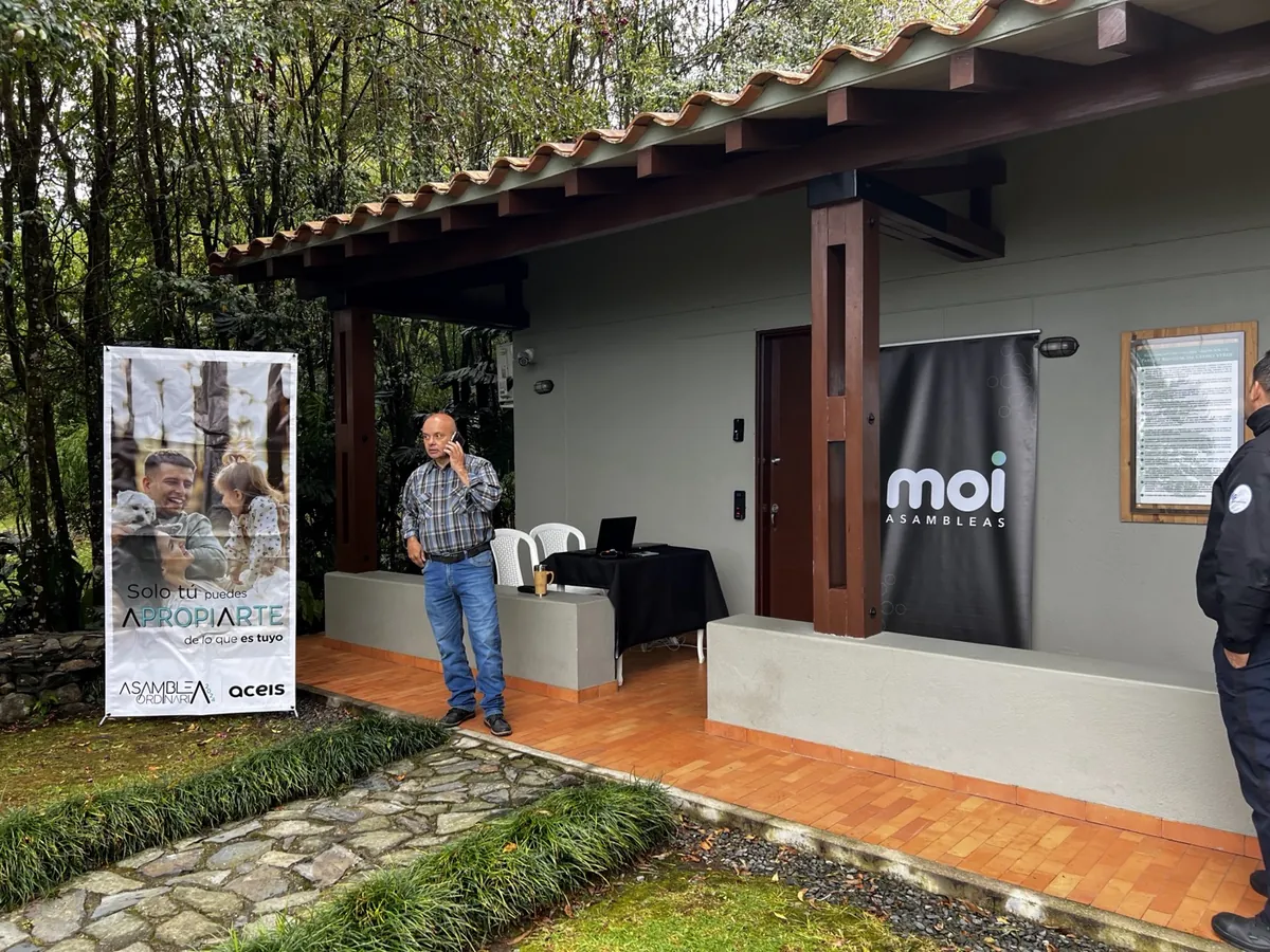 Montaje de MOI Asambleas en el salón social de una copropiedad
