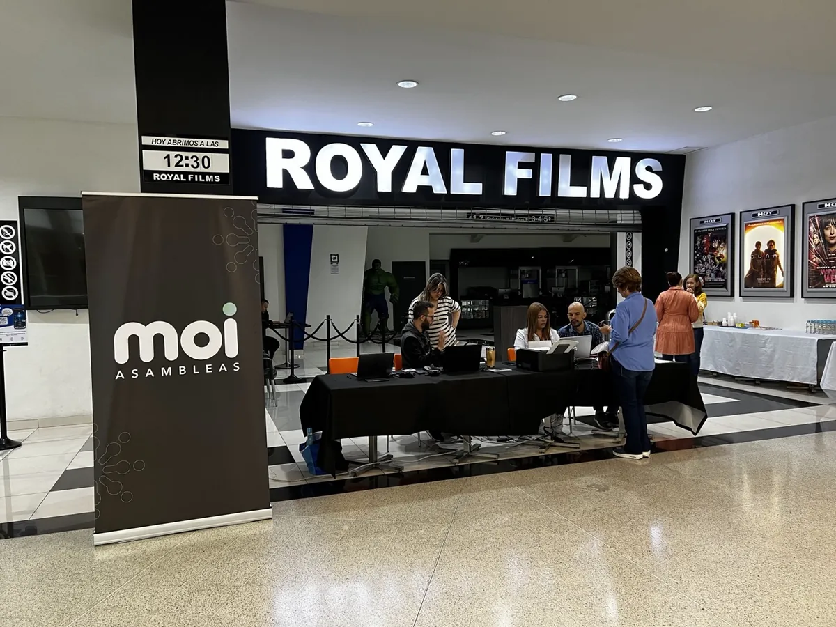 Mesa de registro de MOI Asambleas en un auditorio para una asamblea de gran formato