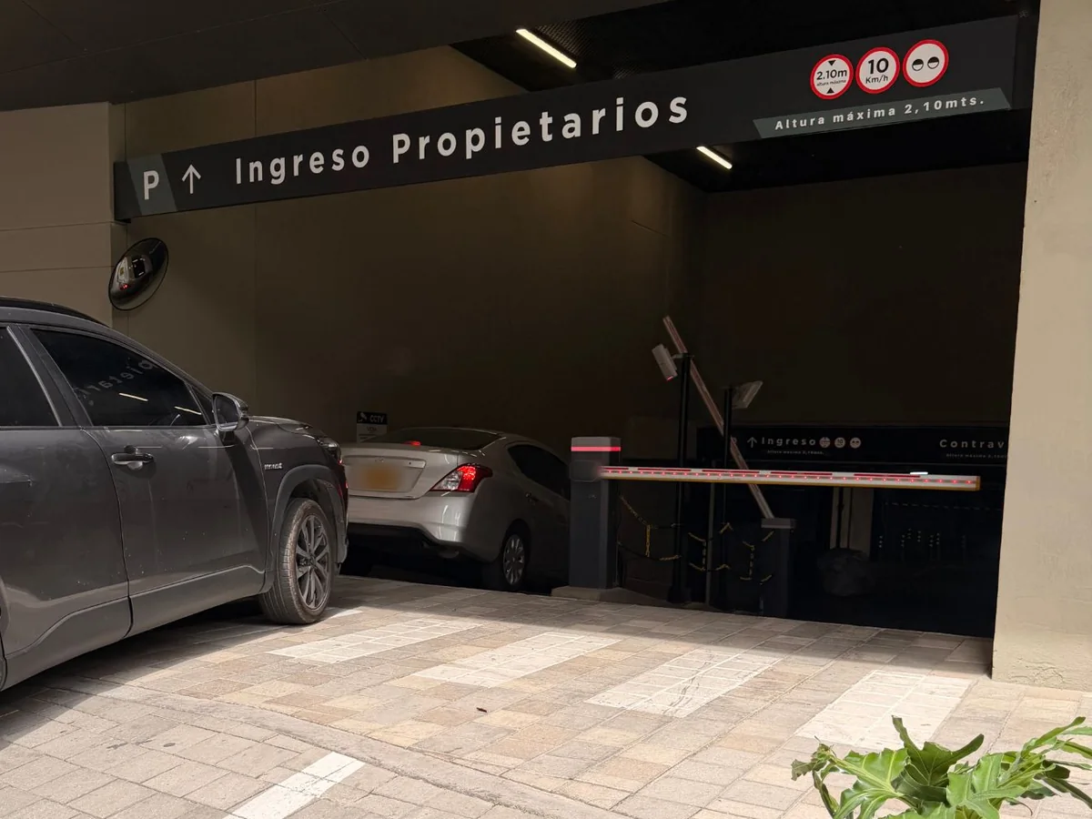 Ingreso vehicular de una copropiedad con talanquera y cámara de lectura de placas instalada por MOI