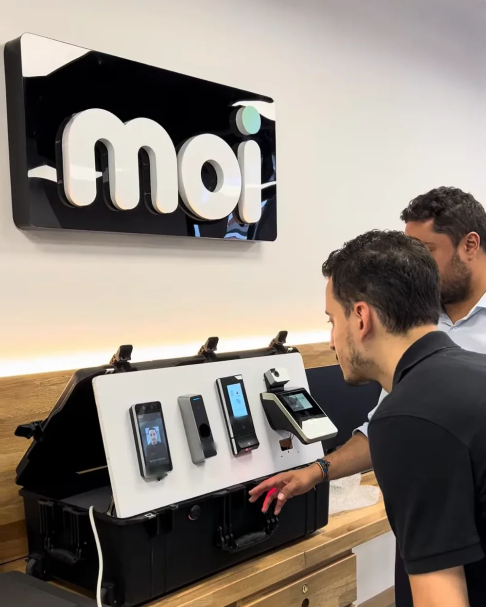 Equipo de MOI revisando lectores de control de acceso en la oficina de MOI