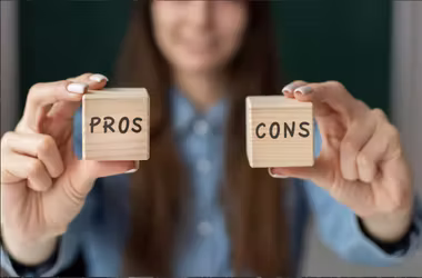 Pros and cons graphic symbolizing decision-making between Mapbox and Google Maps for map integration