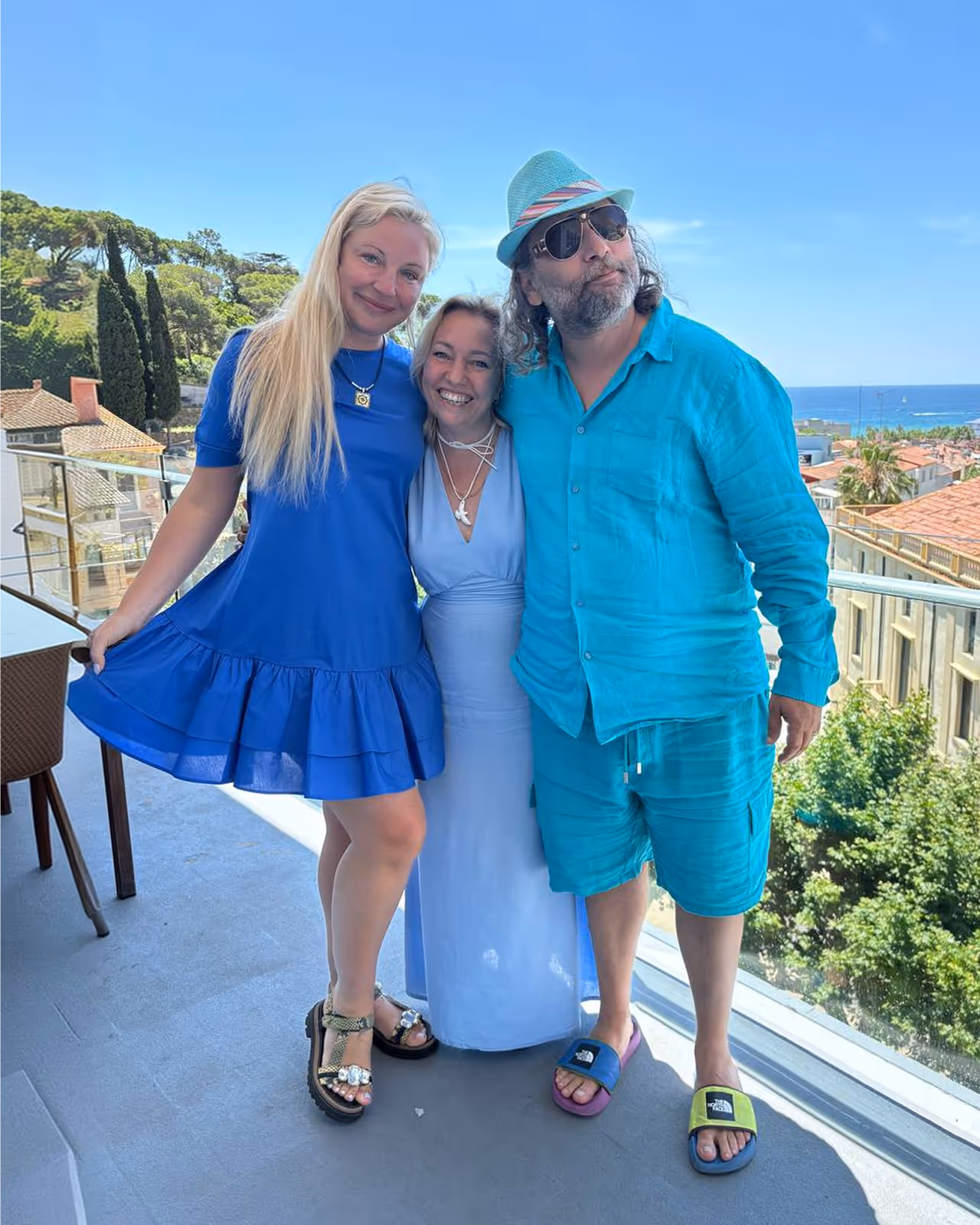 Три людини позують на балконі з видом на море в сонячний день. Enjoy 2026, Інтенсив MIGIS, інтенсив для гештальт-терапевтів