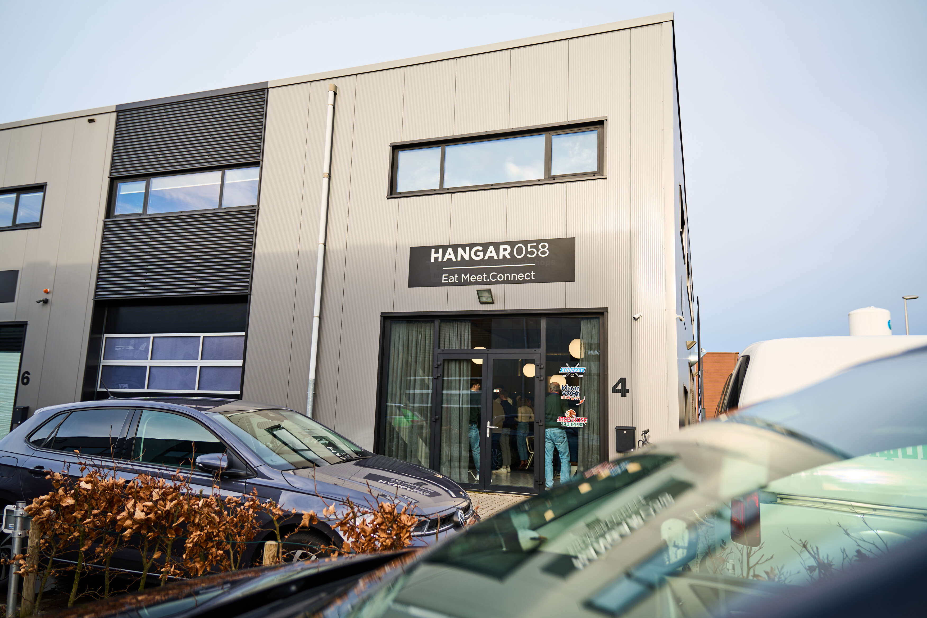 Koks aan het werk in de open keuken van Hangar058