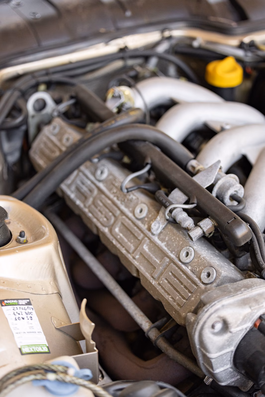 Compartiment moteur d’une Porsche 944 avant vidange et révision