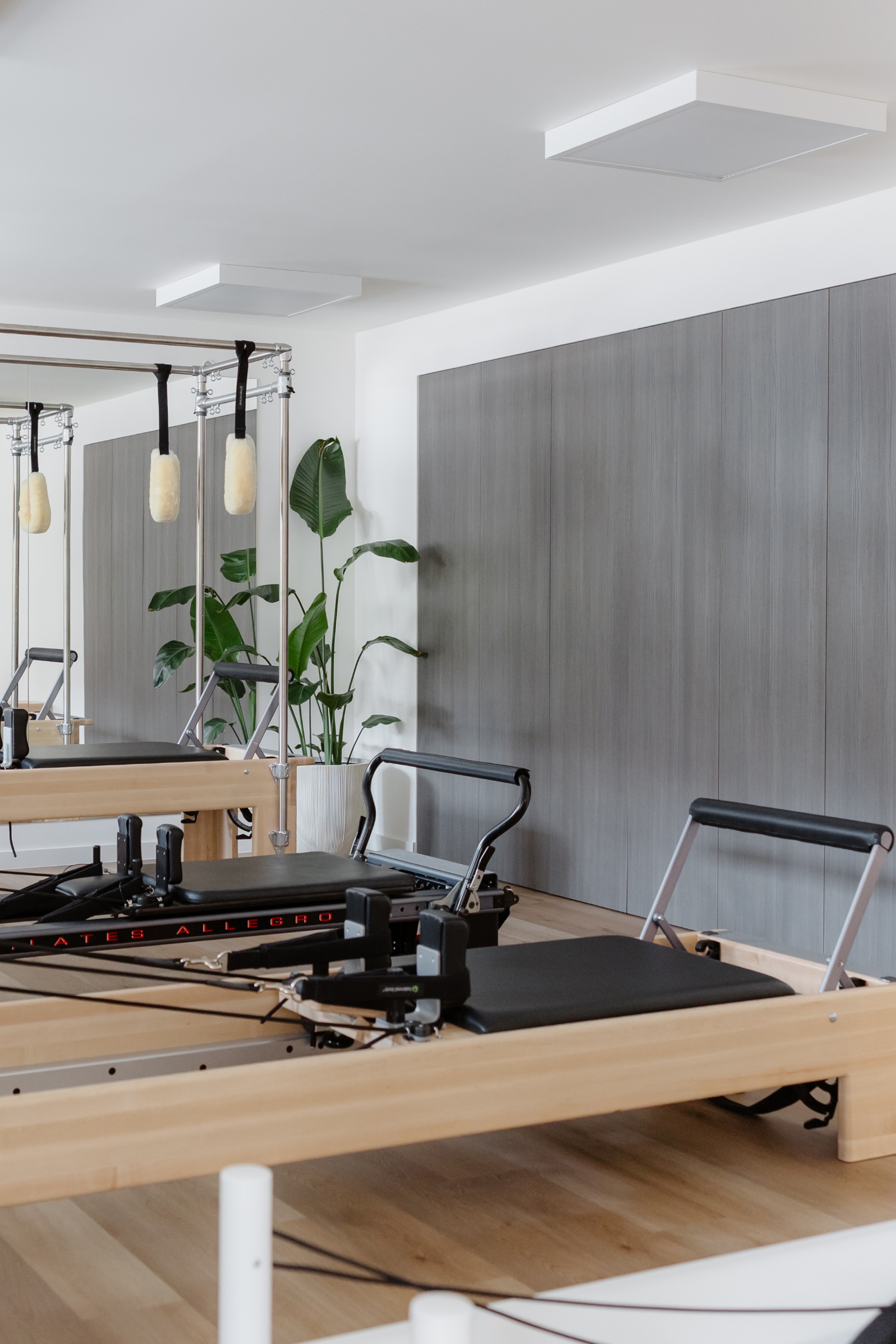 Reformer stroje v štúdiu FLOW Pilates.
