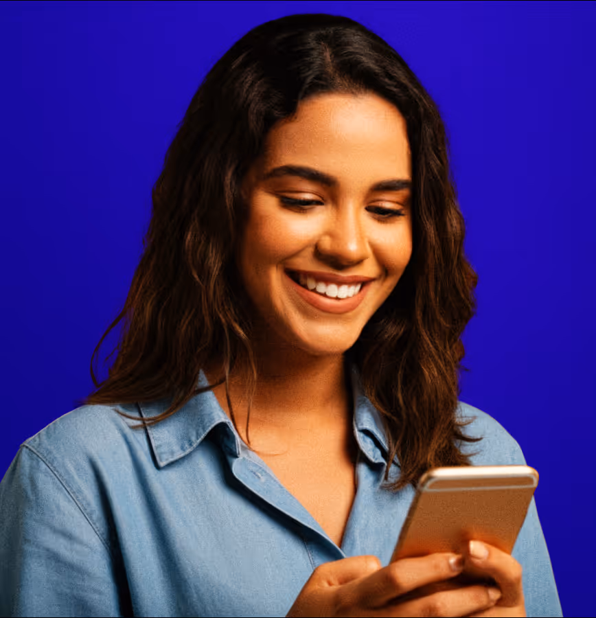 Mulher segurando celular em quanto sorri