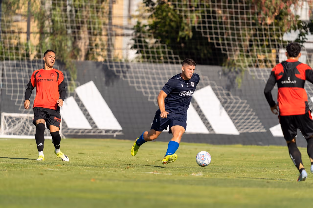 Jugadores del Atlético Colina con la indumentaria de sus auspiciadores