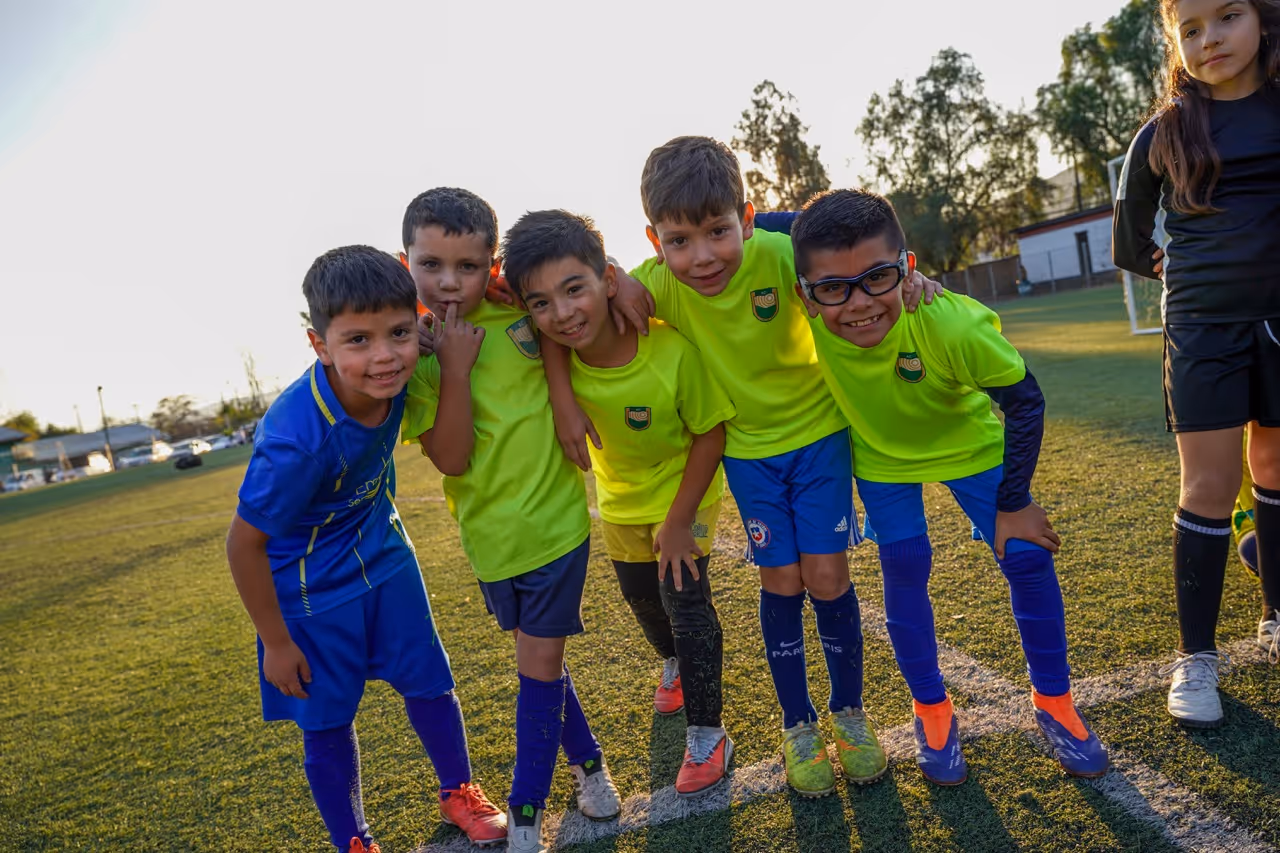 Niños entrenando en la academia de fútbol del Atlético Colina