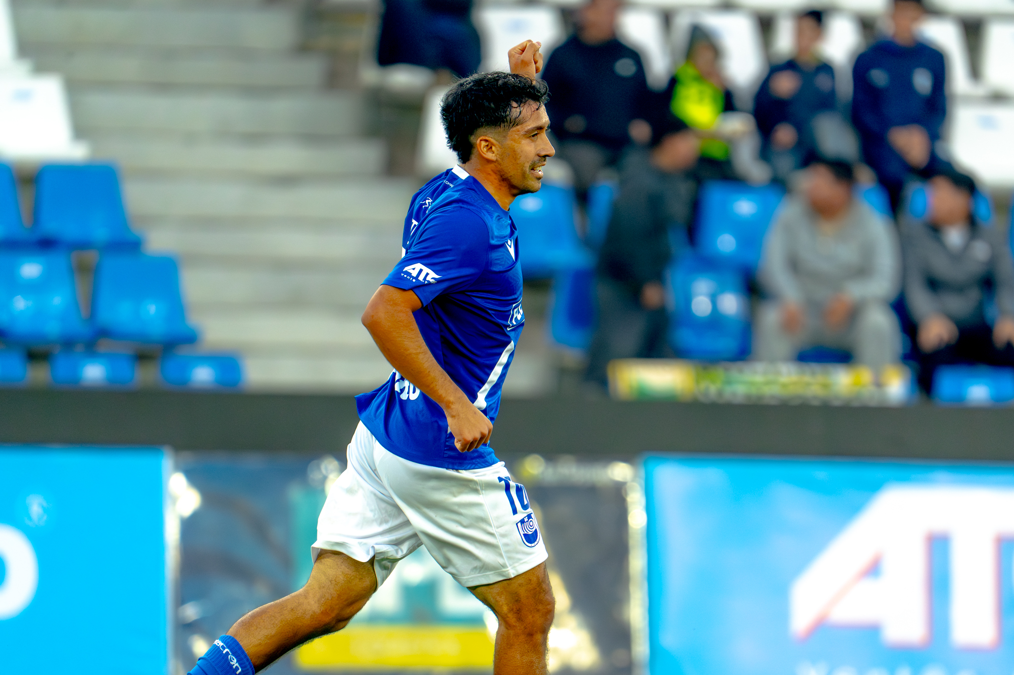 Jugador del Atlético Colina celebrando un gol