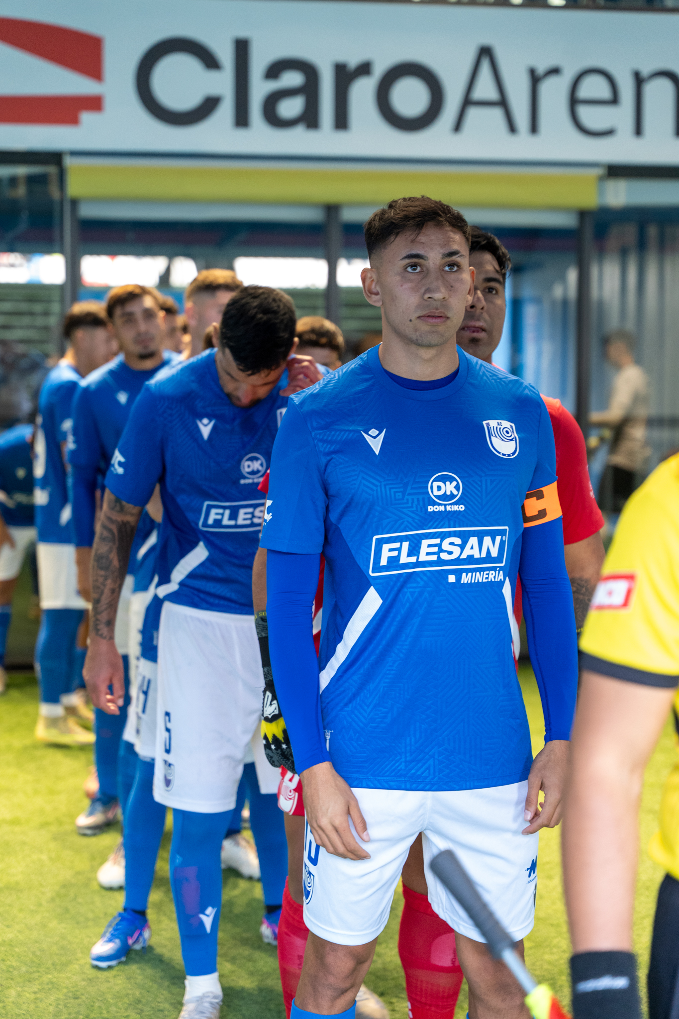 Jugadores del Atlético Colina saliendo a la cancha en el Claro Arena