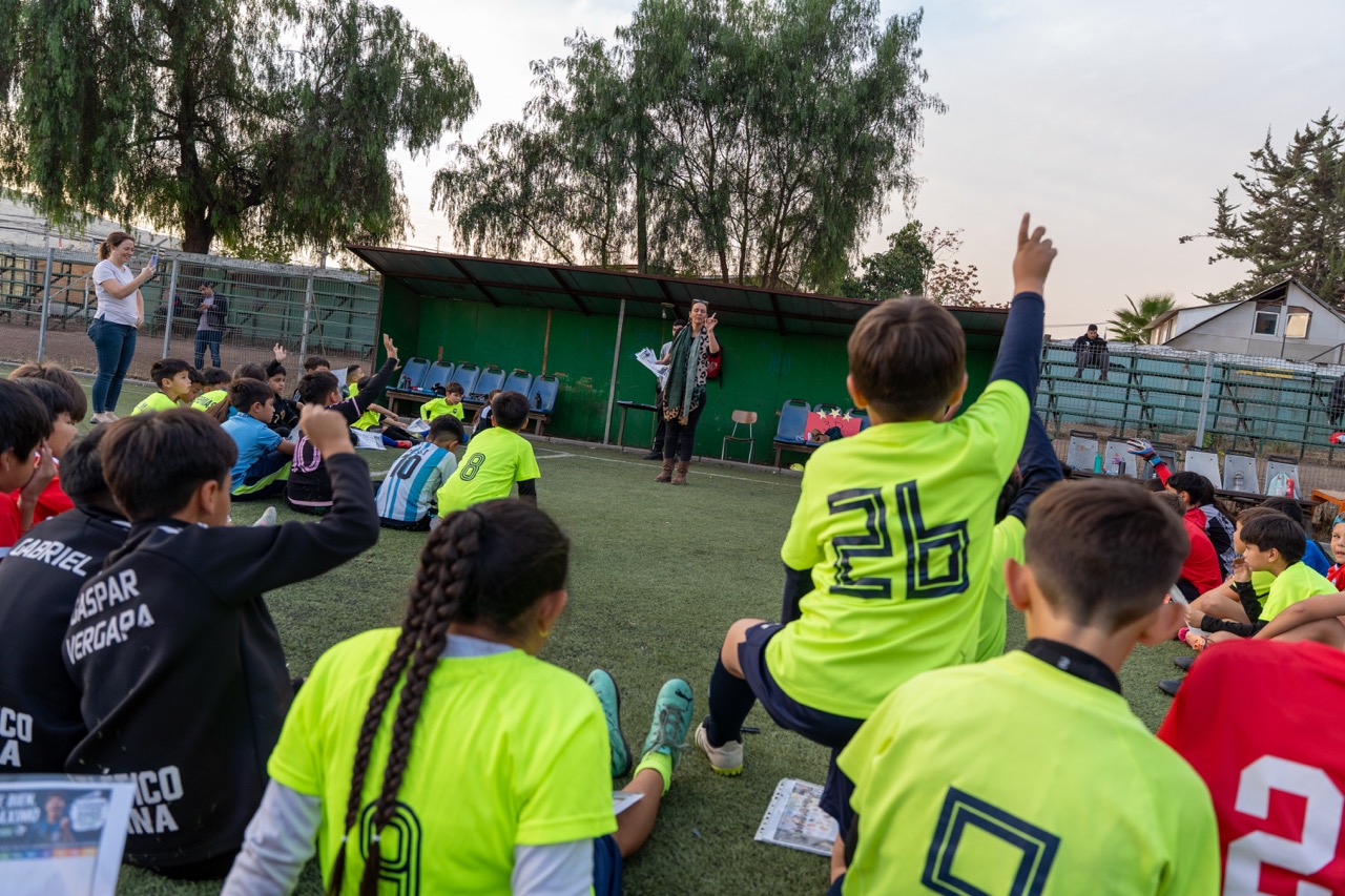 Charla educativa con niños de la academia del Atlético Colina