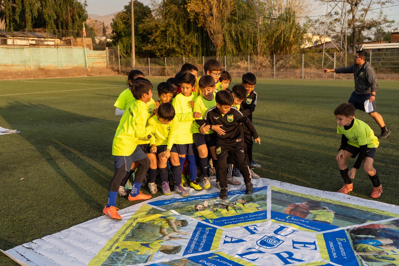 Actividad formativa con niños de la academia del Atlético Colina en la cancha