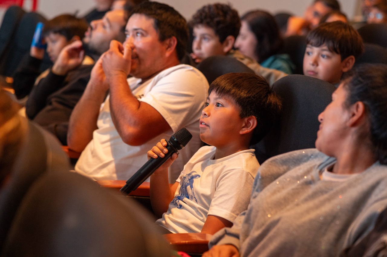 Niños participando en una charla de la Corporación Cambiemos Chile