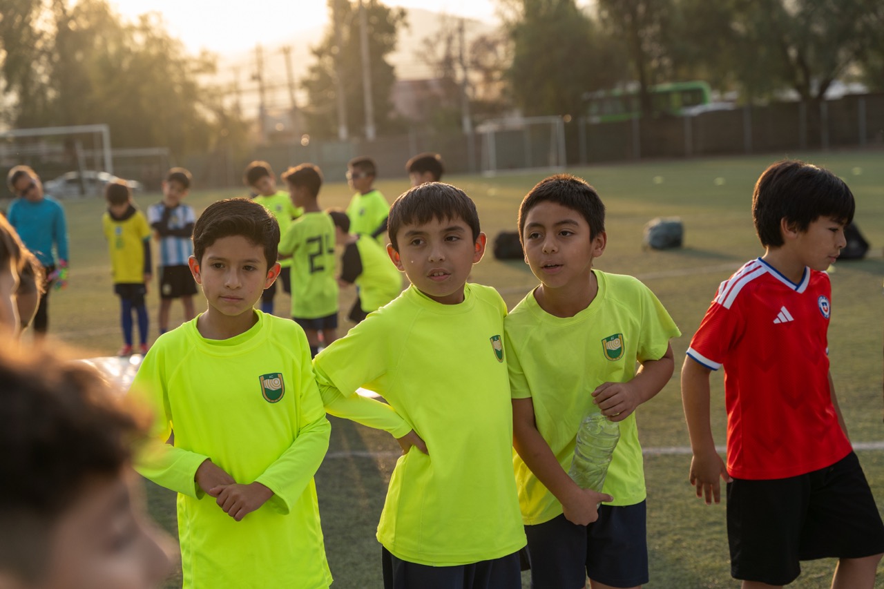 Niños de la academia del Atlético Colina en un entrenamiento