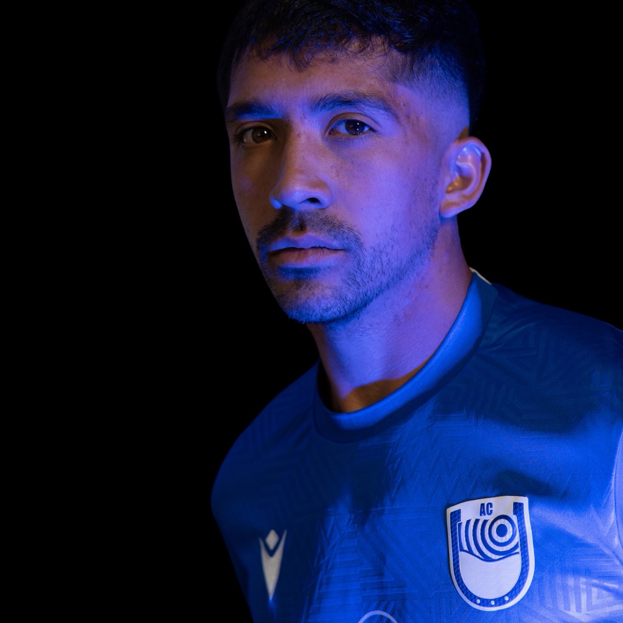 Jugador del Atlético Colina con la camiseta oficial del club