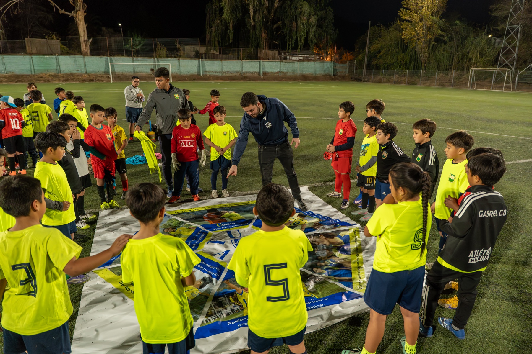 Niños y niñas de Atlético Colina en un taller del programa Mentalidad Gigante