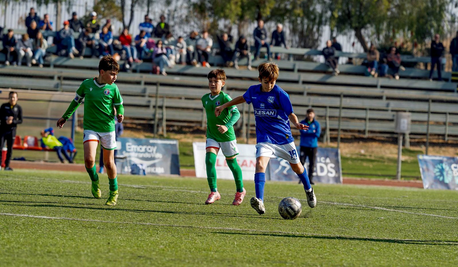 Jugadores de las series Sub 11 y Sub 12 de Atlético Colina durante un partido
