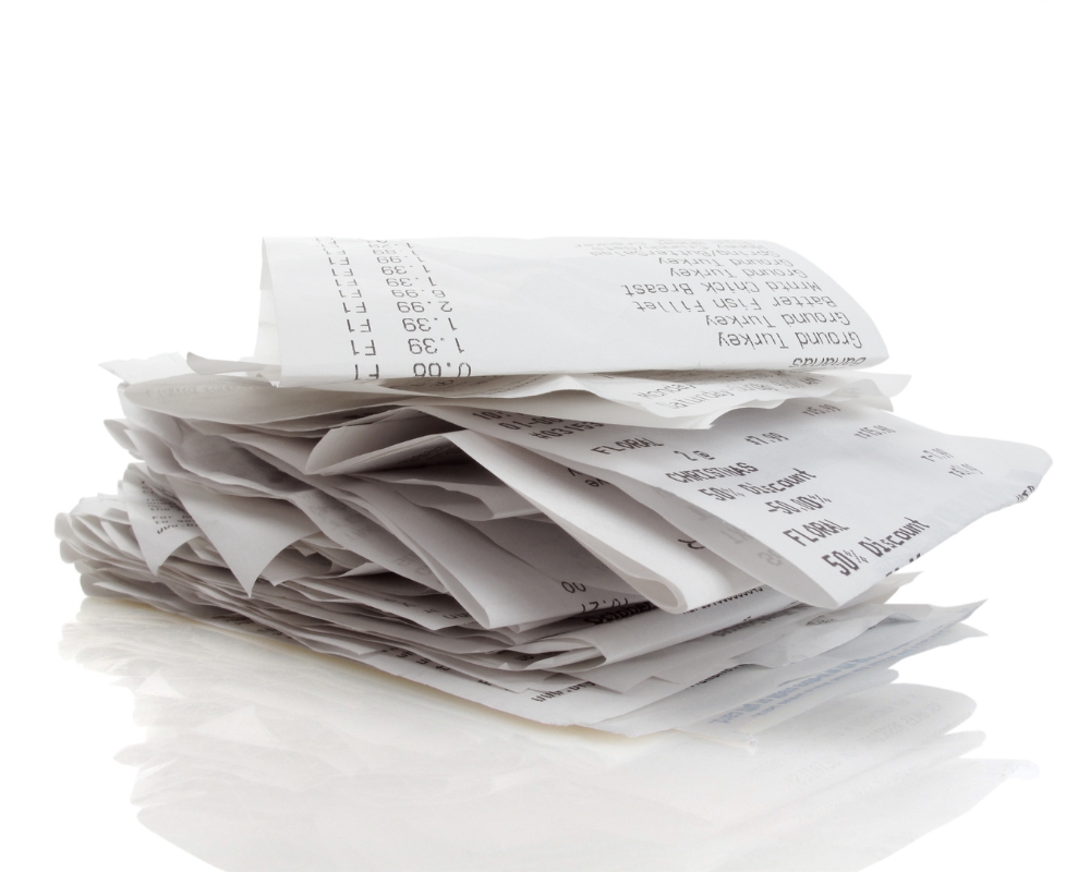 Tickets de venta en papel amontonados