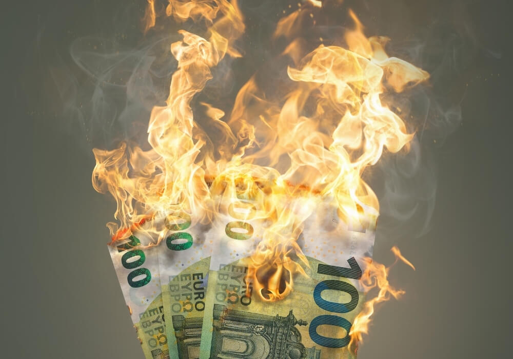 Dinero ardiendo