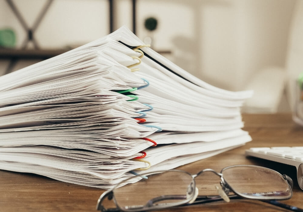Papeles de documentación apilados