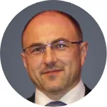 Portret eleganckiego gentlemena w okularach o pogodnej twarzy