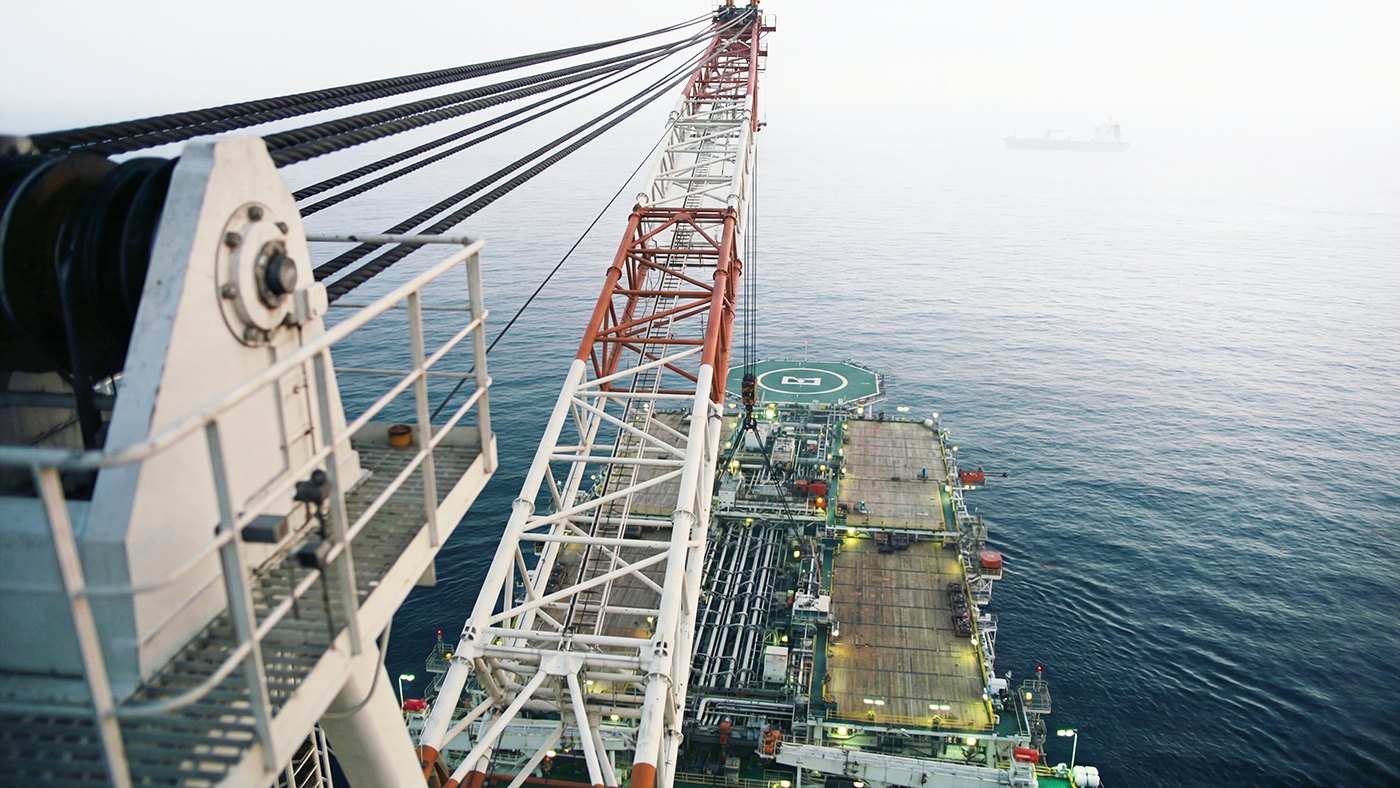Offshore platform with crane