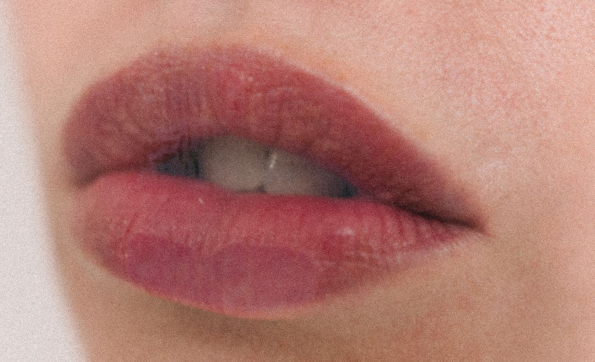 Nahaufnahme leicht geöffneter Lippen