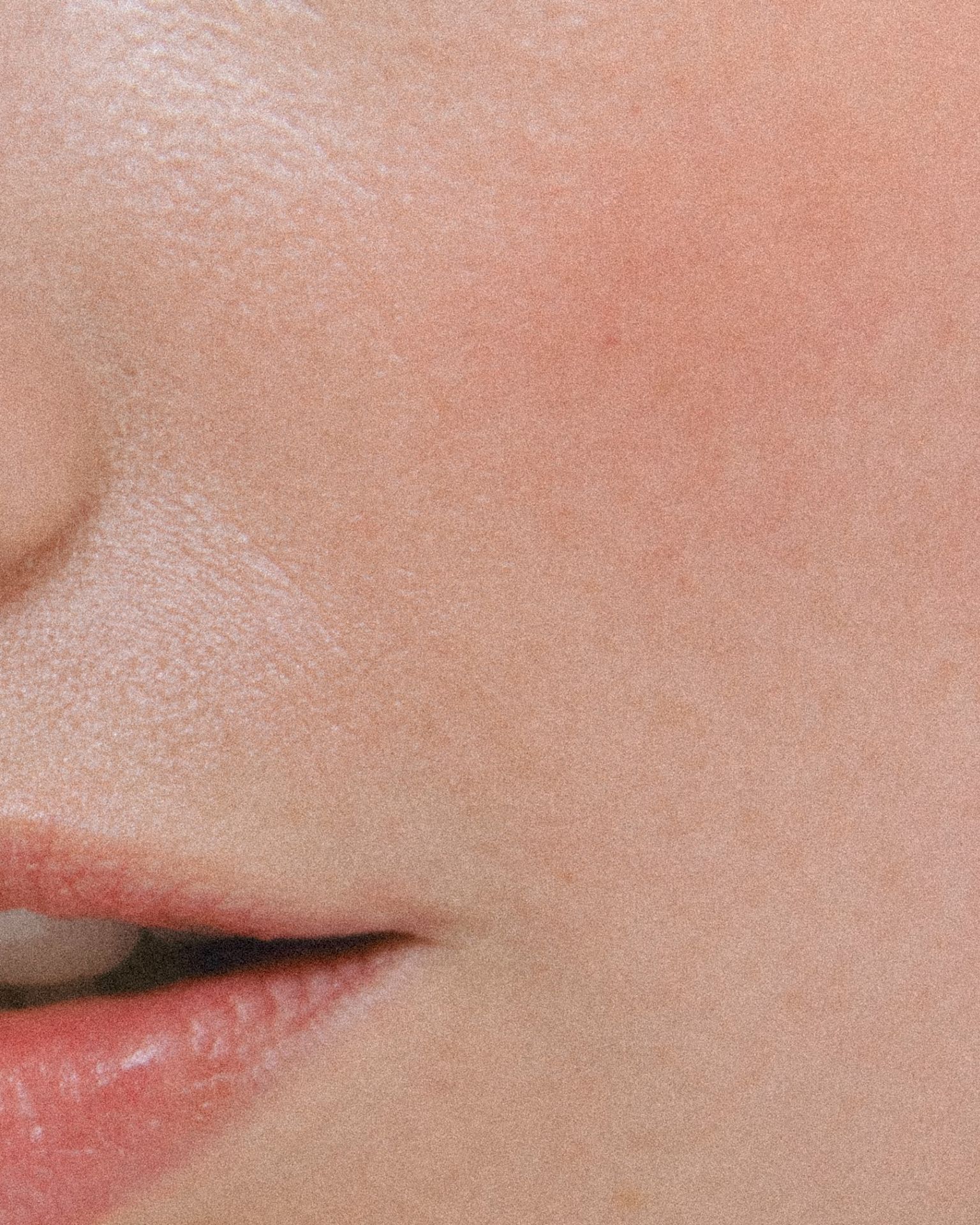 Nahaufnahme von Wange, Nasenflügel und Lippen einer Frau