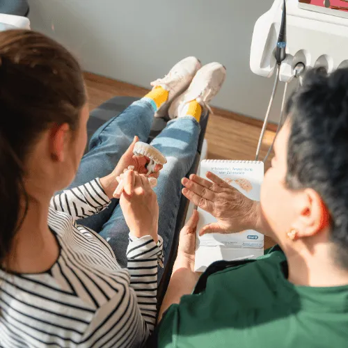 Praxis Gespräch mit Patient über Zahnhygiene. Dr. Popp, Dr. Gürtler & Kollegen in Erfurt
