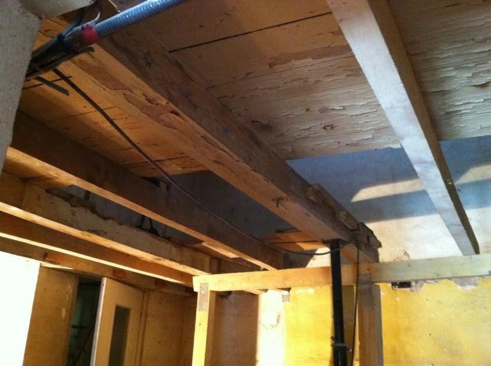 Structure et poutres pendant les travaux du café