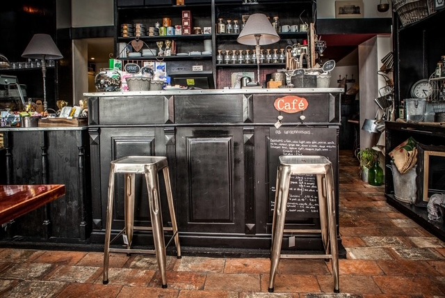 Bar et espace de service du café après transformation