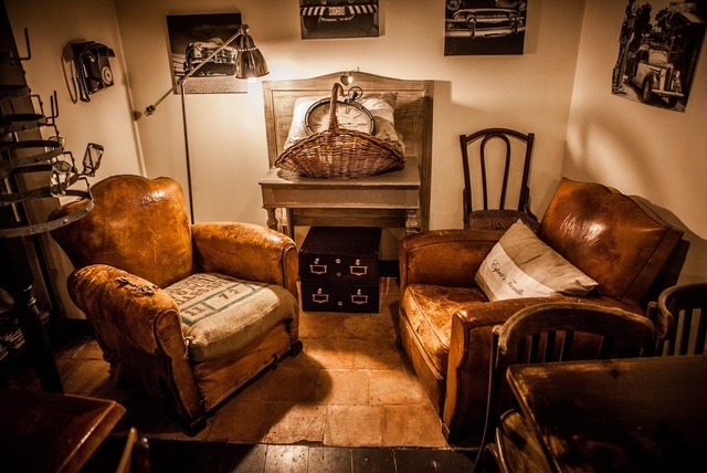 Espace d’assise aménagé du café concept store