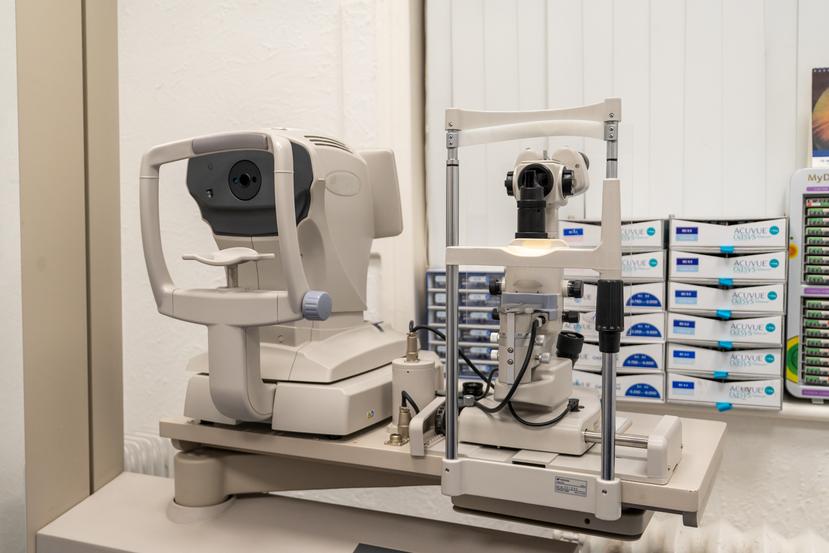 image of augmented reality service demonstration in a healthcare setting