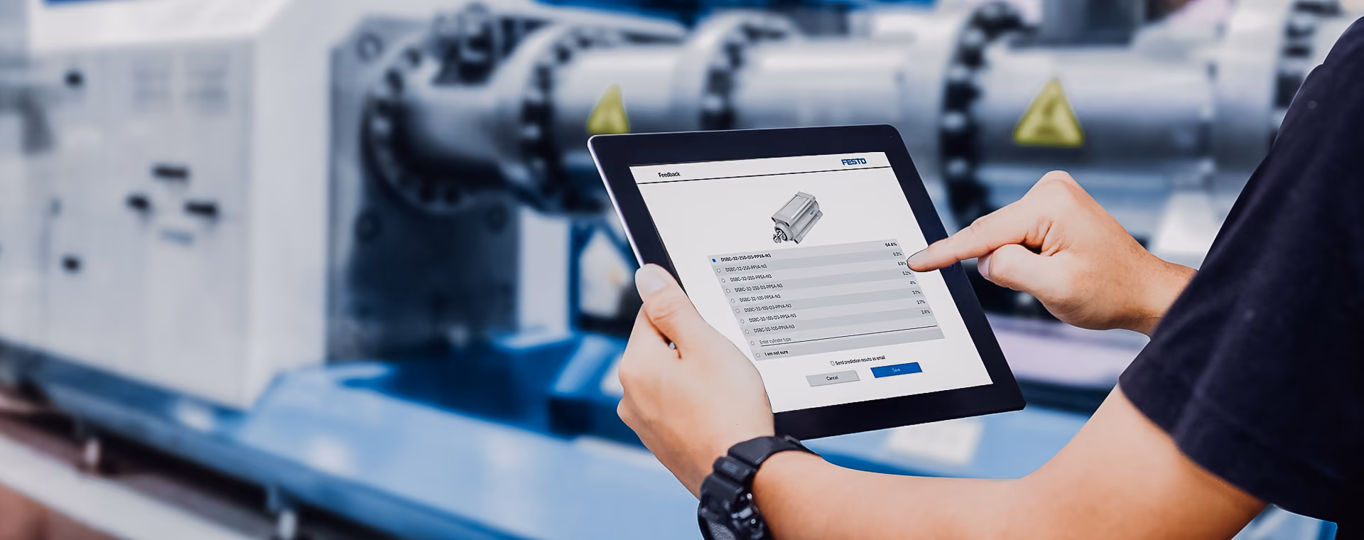Person, die ein Tablet mit einer industriellen App verwendet, die Komponentendaten in einer Werkseinstellung anzeigt.