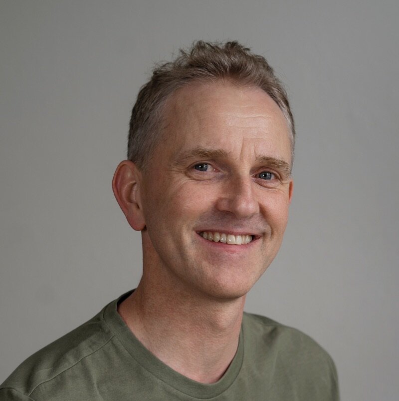 Who's standing behind Sprend?