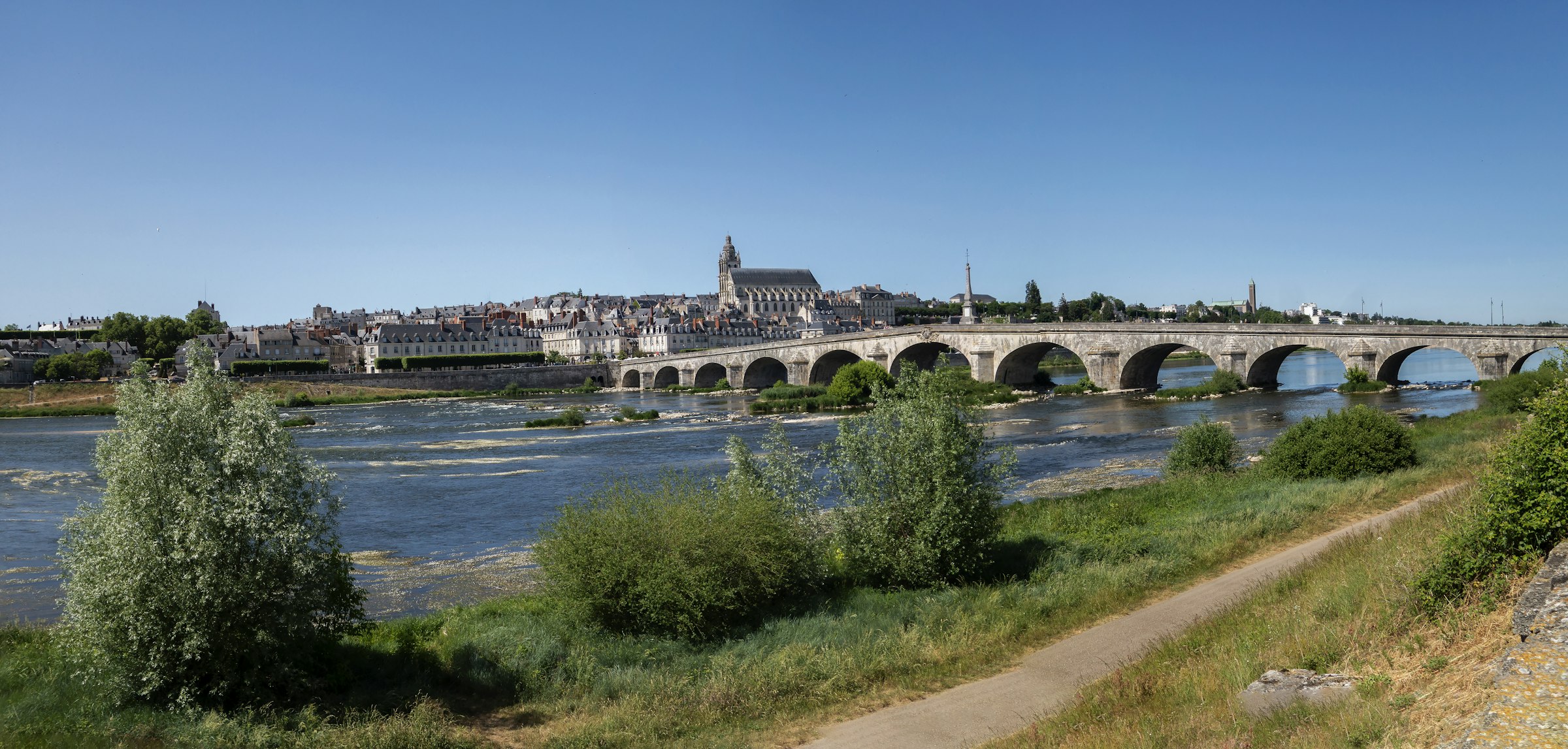 Pont sur la Loire avec la ville de Tours en arrière-plan