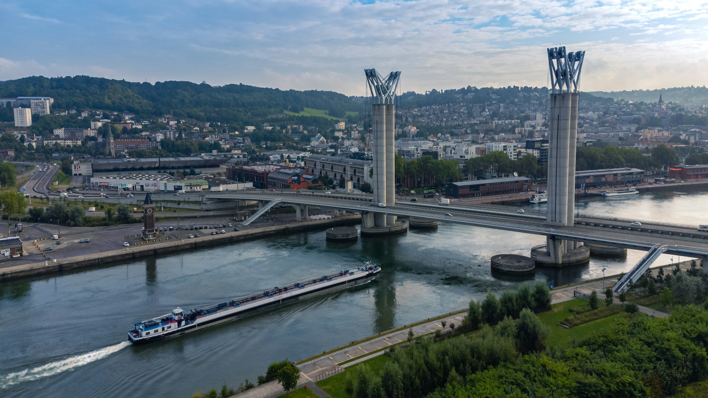 Péniche sur la Seine à Rouen au pied d'un pont