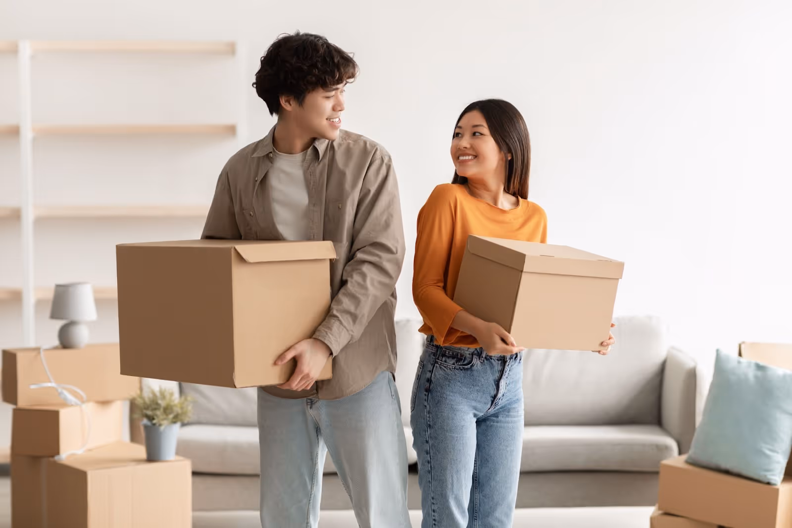 Couple de jeunes qui viennent d'emménager