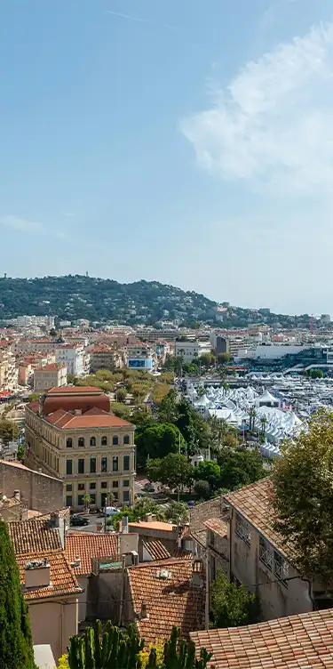 Expérience touristique à Cannes avec l'Hôtel Lepoussin comme point de départ.