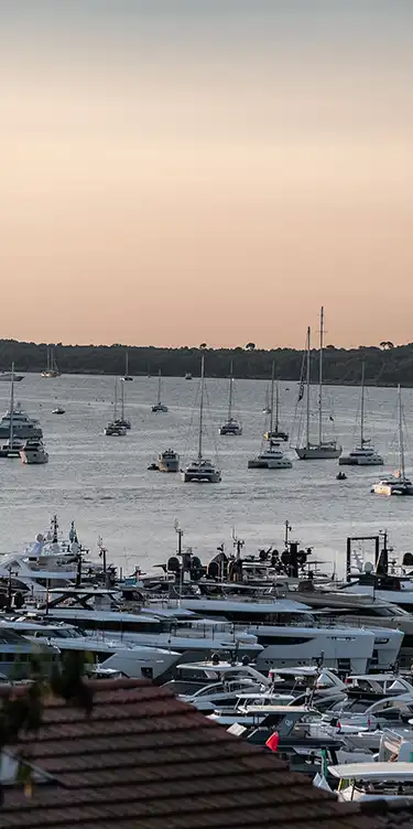 Plage et mer à Cannes accessibles depuis l'Hôtel Lepoussin .