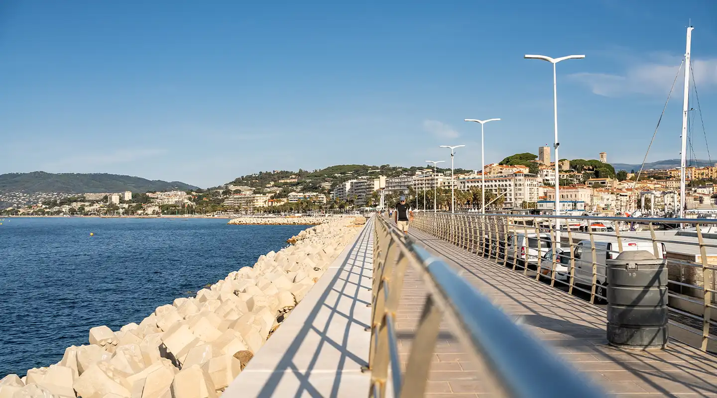 Balade en bord de mer à Cannes près de l'Hôtel Lepoussin.