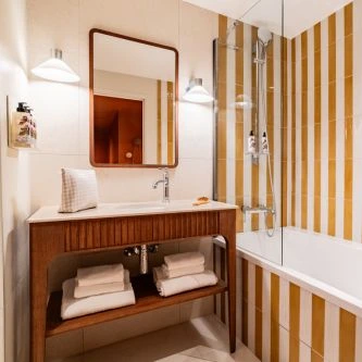 Salle de bain d’une chambre de LePoussin Hôtel à Cannes.