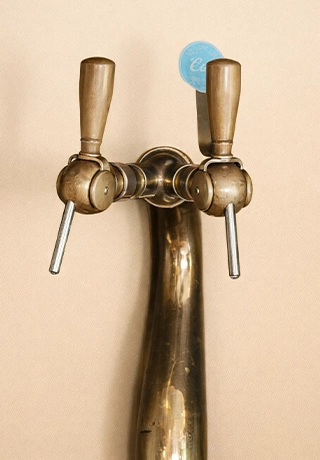 Espace Honesty Bar de l'Hôtel Lepoussin à Cannes pour se détendre en liberté.